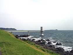 岬の先の海中に立つ玄海海中展望塔