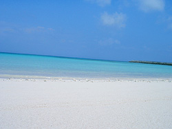 白い砂浜，淡い青色の海，青い空，白い雲