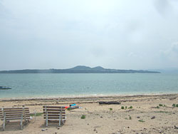 カヤマ島ビーチから見た小浜島の大岳