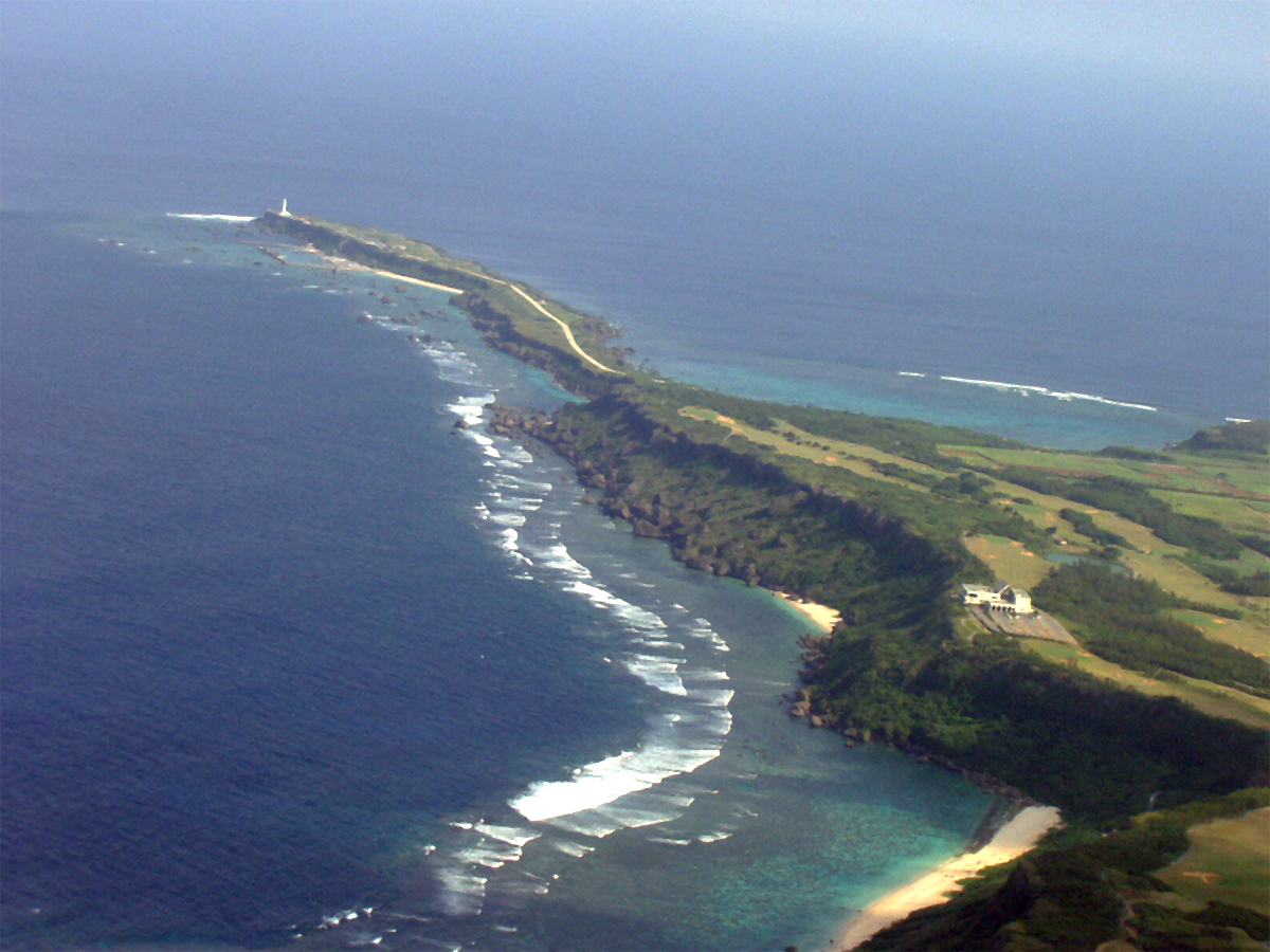 上空から見た東平安名崎．岬の先端（左上）に平安名埼灯台が見える
