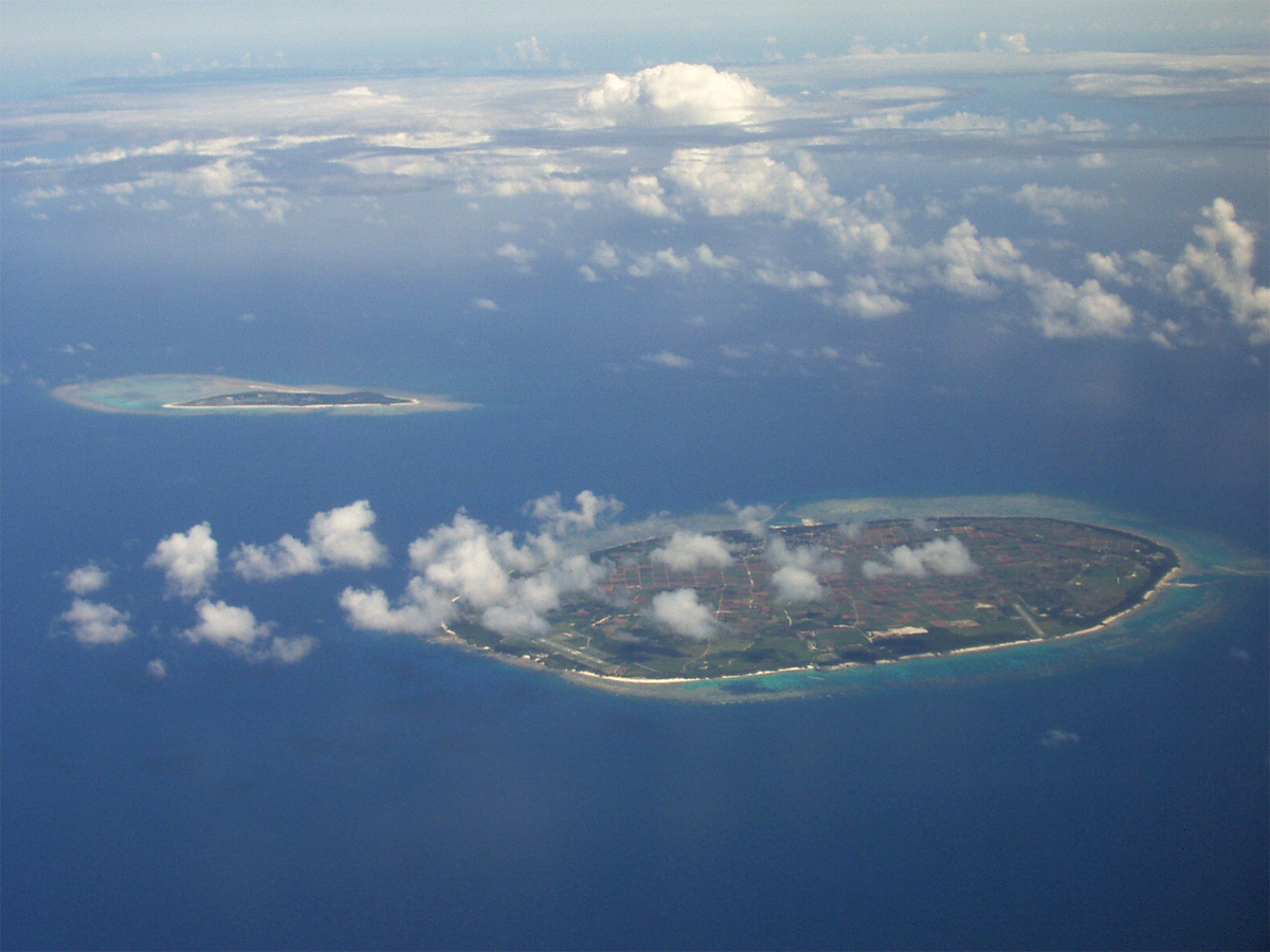 上空から見た多良間島と水納島全景