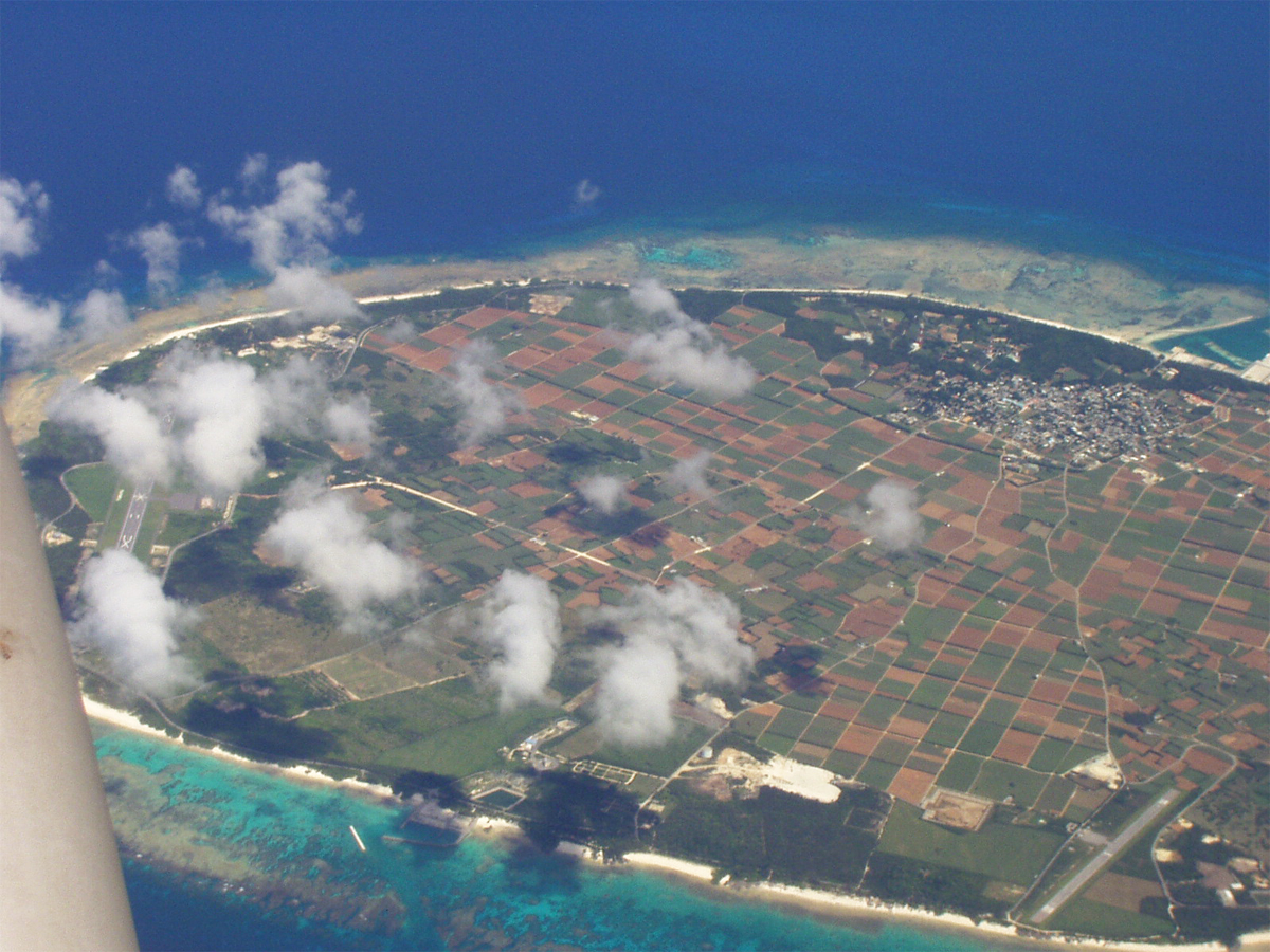 上空から見た多良間島．左が新多良間空港，右下が旧多良間空港，上（奥）が集落方面
