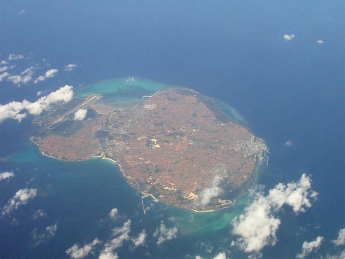上空から見た伊良部島，下地島．左の空港（下地空港）があるのが下地島，隣接して中央〜右が伊良部島