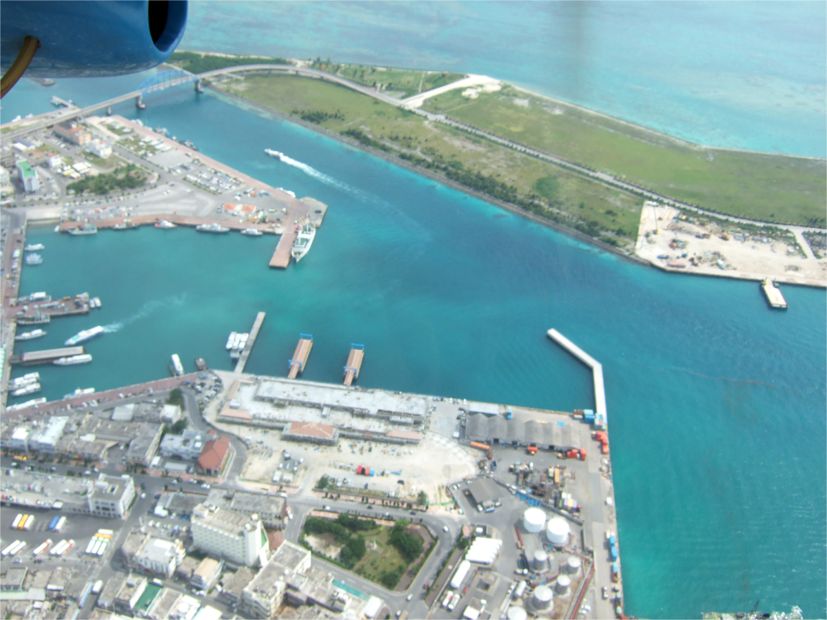 上空から見た石垣港．新離島ターミナルは当時まだ建築中，当時は旧離島ターミナルが使われていた