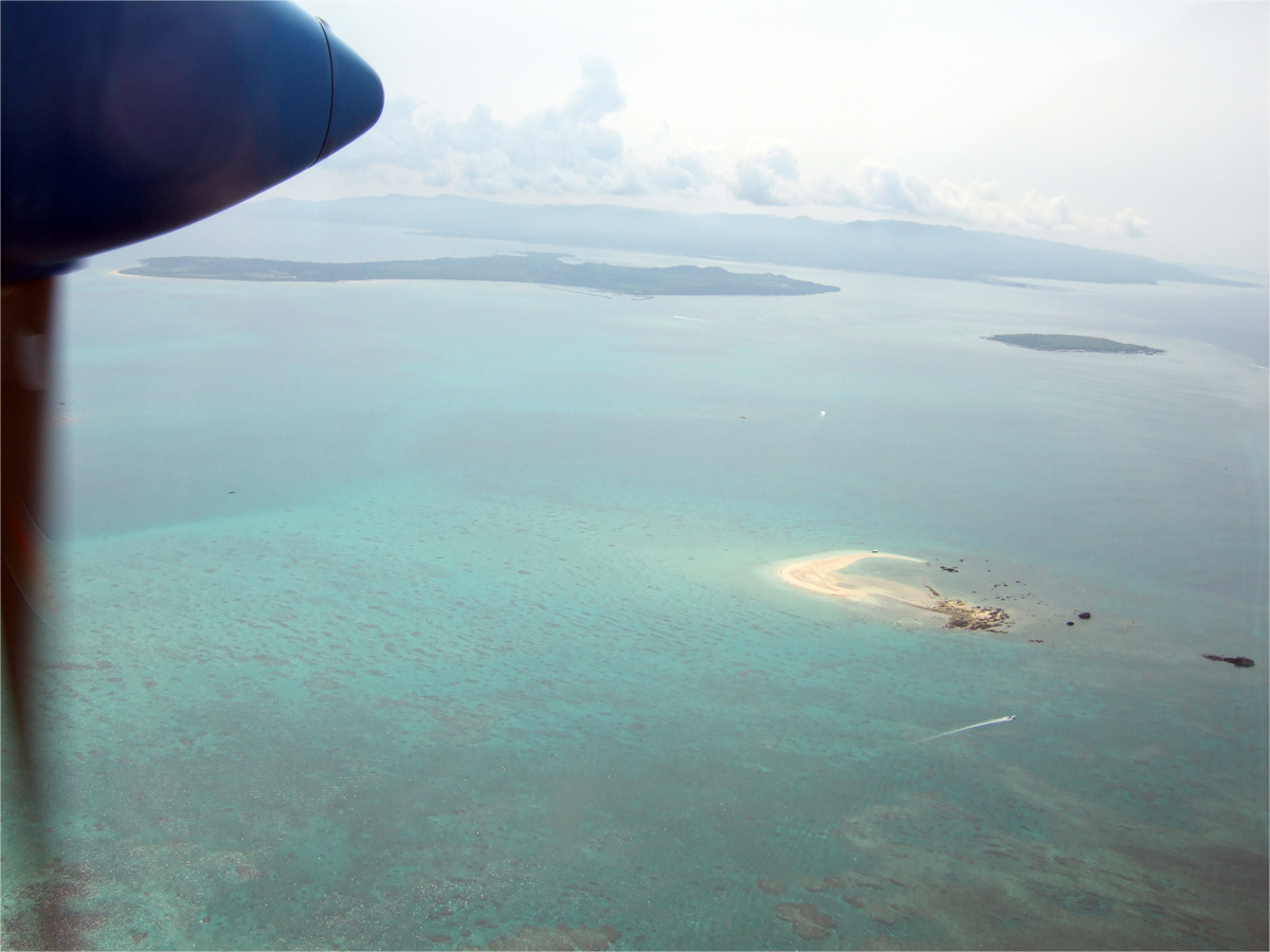 上空から見た小浜島周辺．手前から浜島（いわゆる「幻の島」，嘉弥間島（中央右側），小浜島（中央左側），奥が西表島