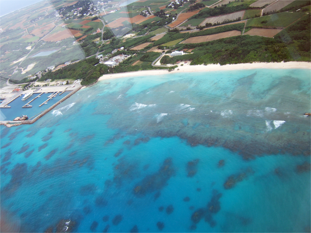 上空から見た波照間島の北浜（ニシ浜）．浜には，写真中央L字の道を下って降りる