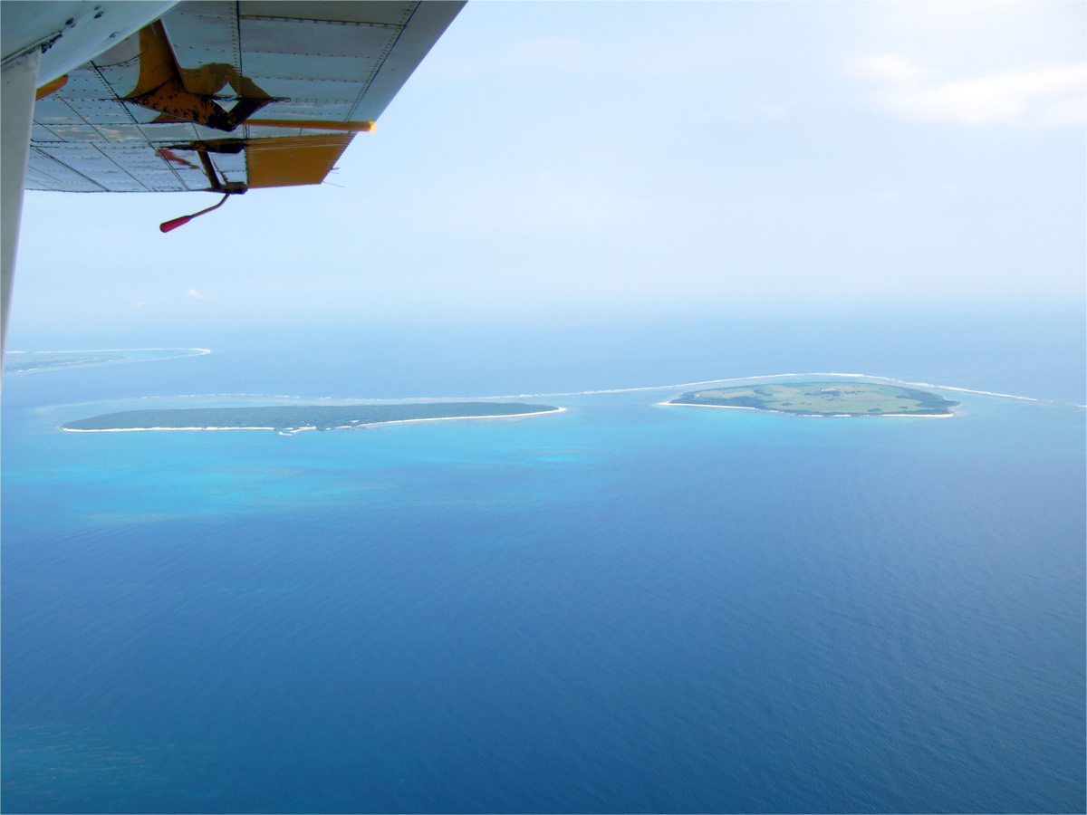 上空から見たパナリ（新城島）．左の細長い島が上地島，右の丸い島が下地島．左端にチラと見えているのは黒島