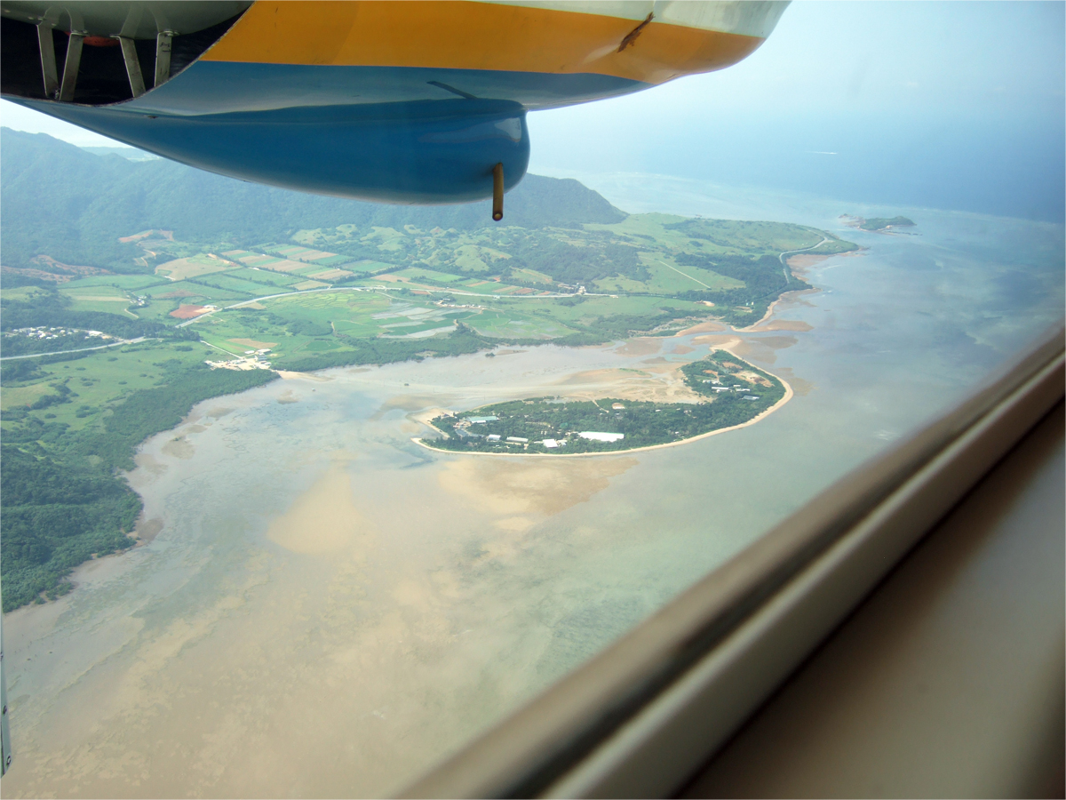 上空から見た由布島．写真中央．左側は西表島．西表・由布島間は水牛車で渡る
